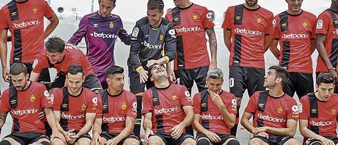 Los jugadores del Mallorca bromean justo antes de fotografiarse en el hangar de Air Europa.