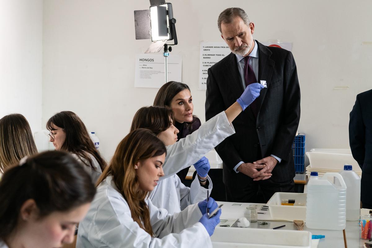 Felipe y Letizia viendo el proceso de reparación de las fotos.