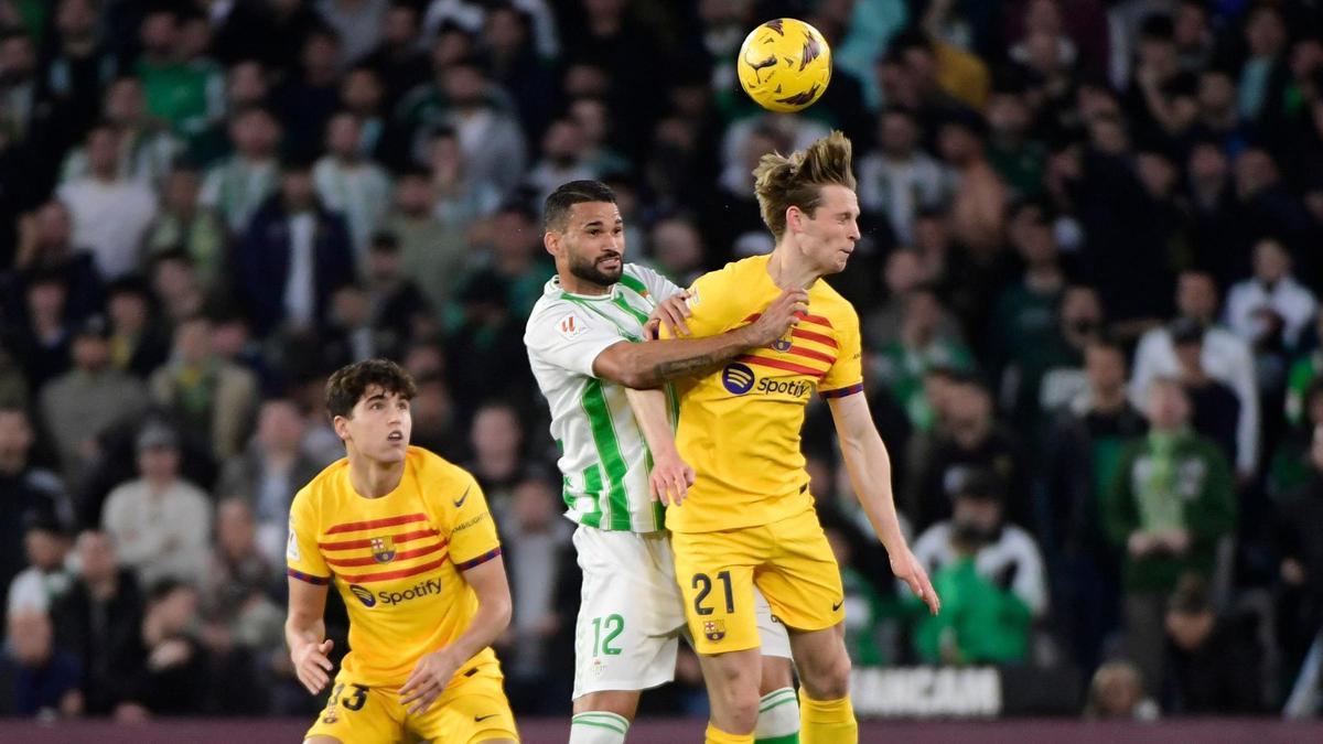 Willian José y De Jong pugnan por un balón aéreo.