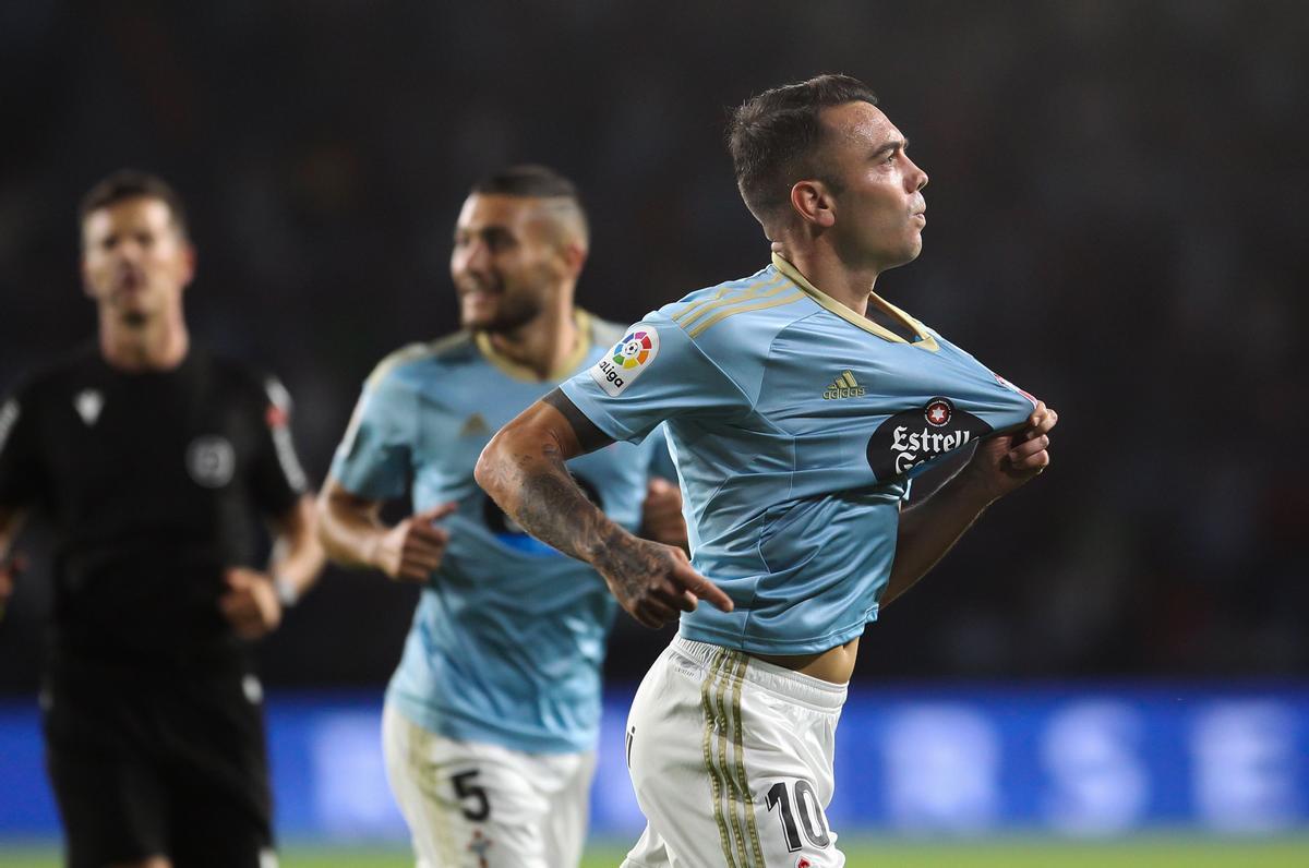 El delantero del Celta de Vigo Iago Aspas celebra un gol contra el Cádiz en el estadio Balaídos de Vigo.