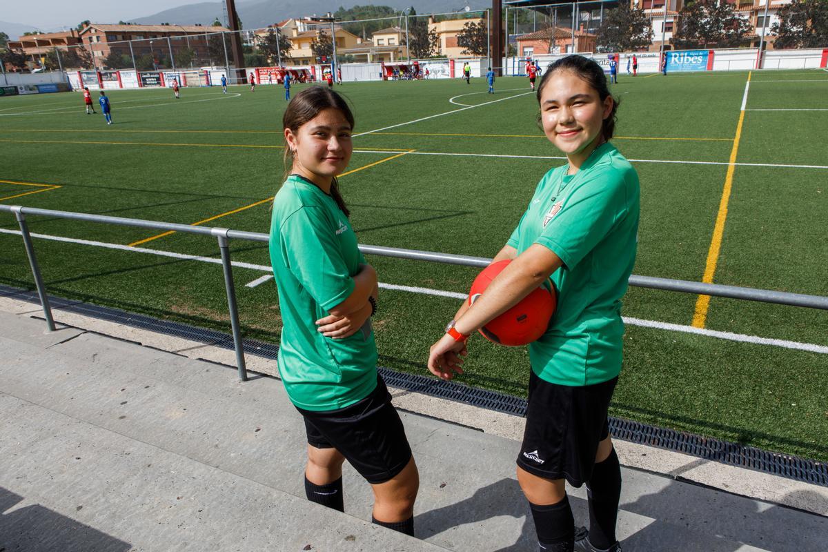 Isabel y Judit, en el campo de futbol de Sant Celoni (Barcelona).
