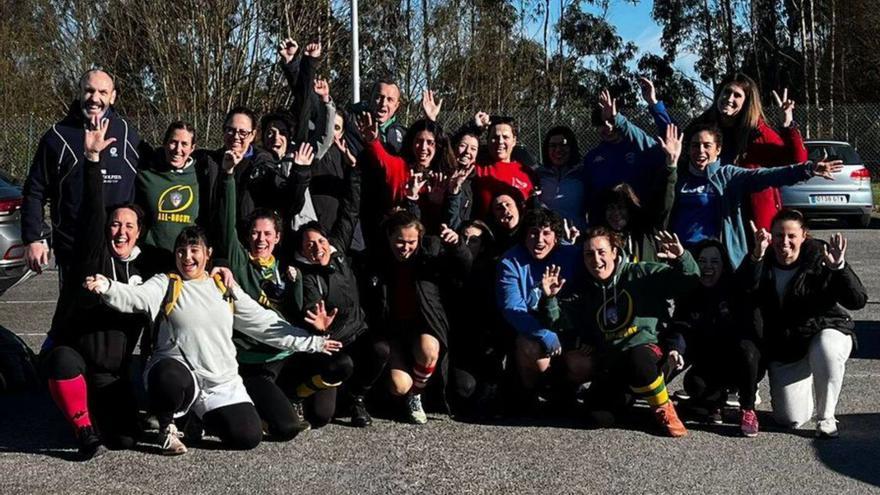 Las participantes en la actividad antes de entrar en la cárcel.  |
