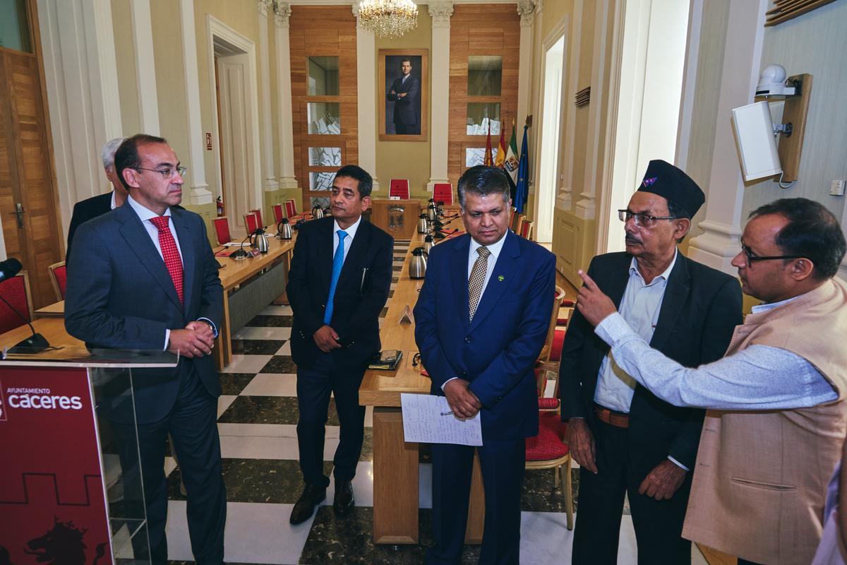 Mateso con el alcalde de Lumbini y la delgación de Nepal en el Ayuntamiento de Cáceres.