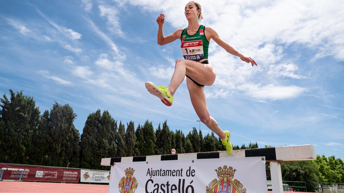 La atleta del Playas Nara Elipe, de Aín, ganó el oro en 3.000 obstáculos.