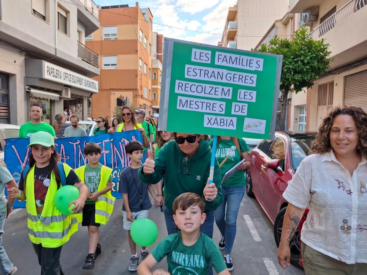 Las imágenes de la multitudinaria e histórica manifestación de los docentes y familias en Dénia