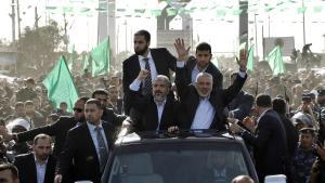 Los líderes de Hamás, Ismail Haniyeh y Khaled Meshal, saludan a sus seguidores al entrar en Gaza en diciembre de 2012.
