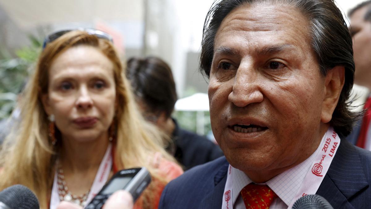 El expresidente peruano Alejandro Toledo, acompañado de su esposa en Lima en una imagen del 2015.