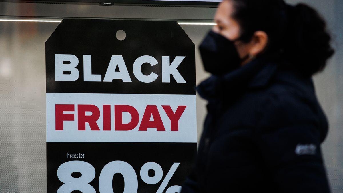 Un comercio anuncia descuentos del 80% por el Black Friday.