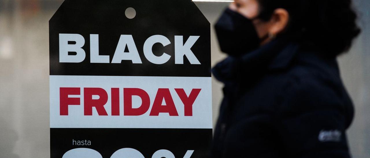 Un comercio anuncia descuentos del 80% por el Black Friday.