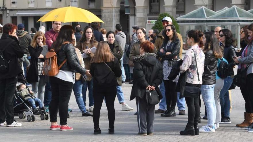 Turistas, en la plaza de María Pita.