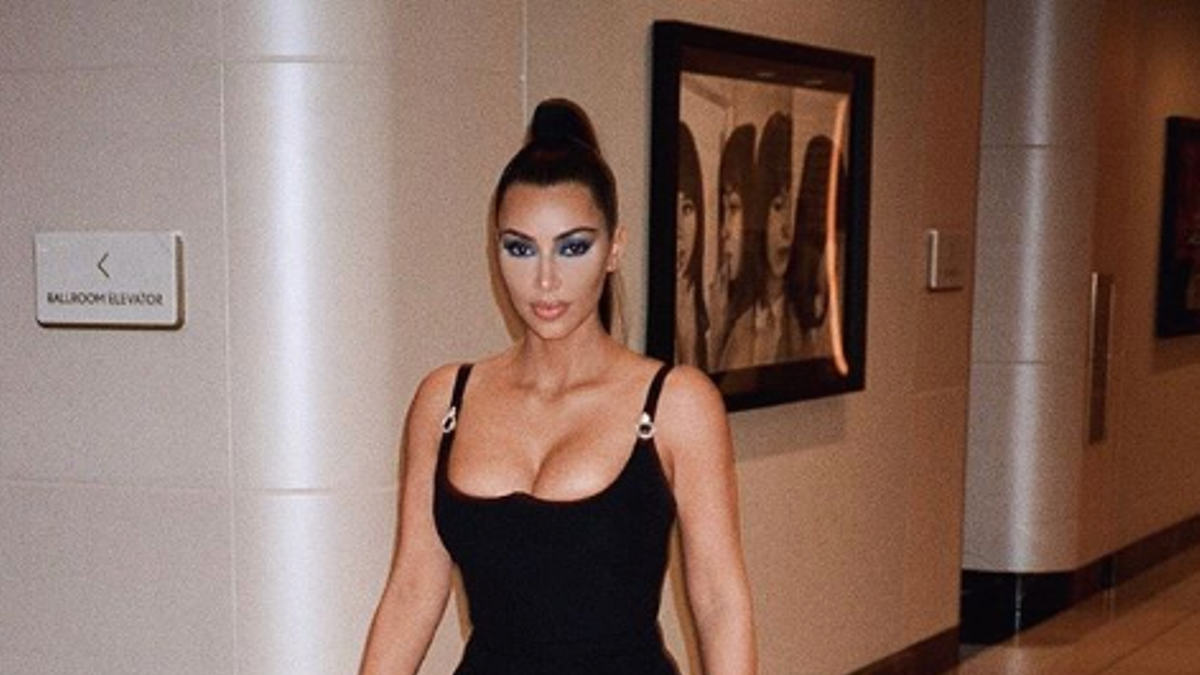 Kim Kardashian con vestido negro