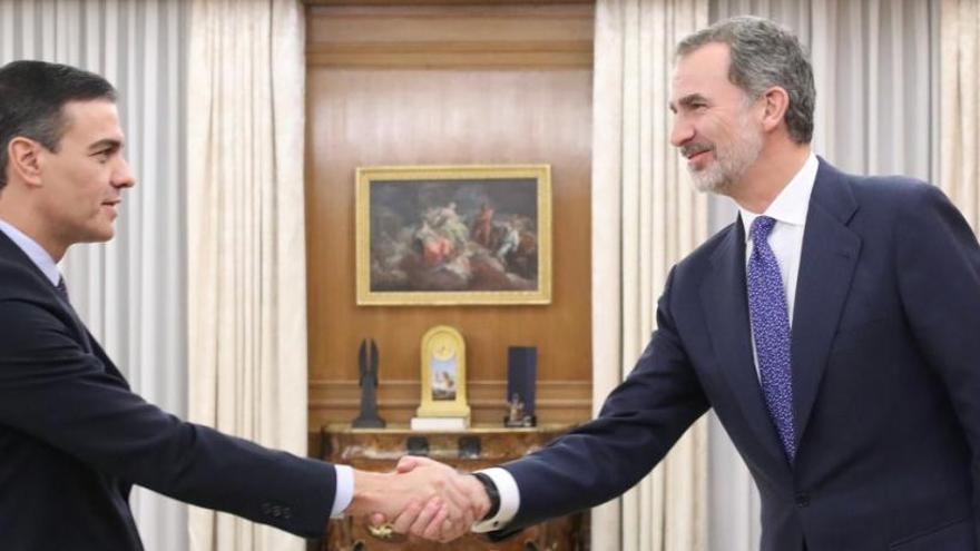 El rei i Pedro Sánchez, saludant-se