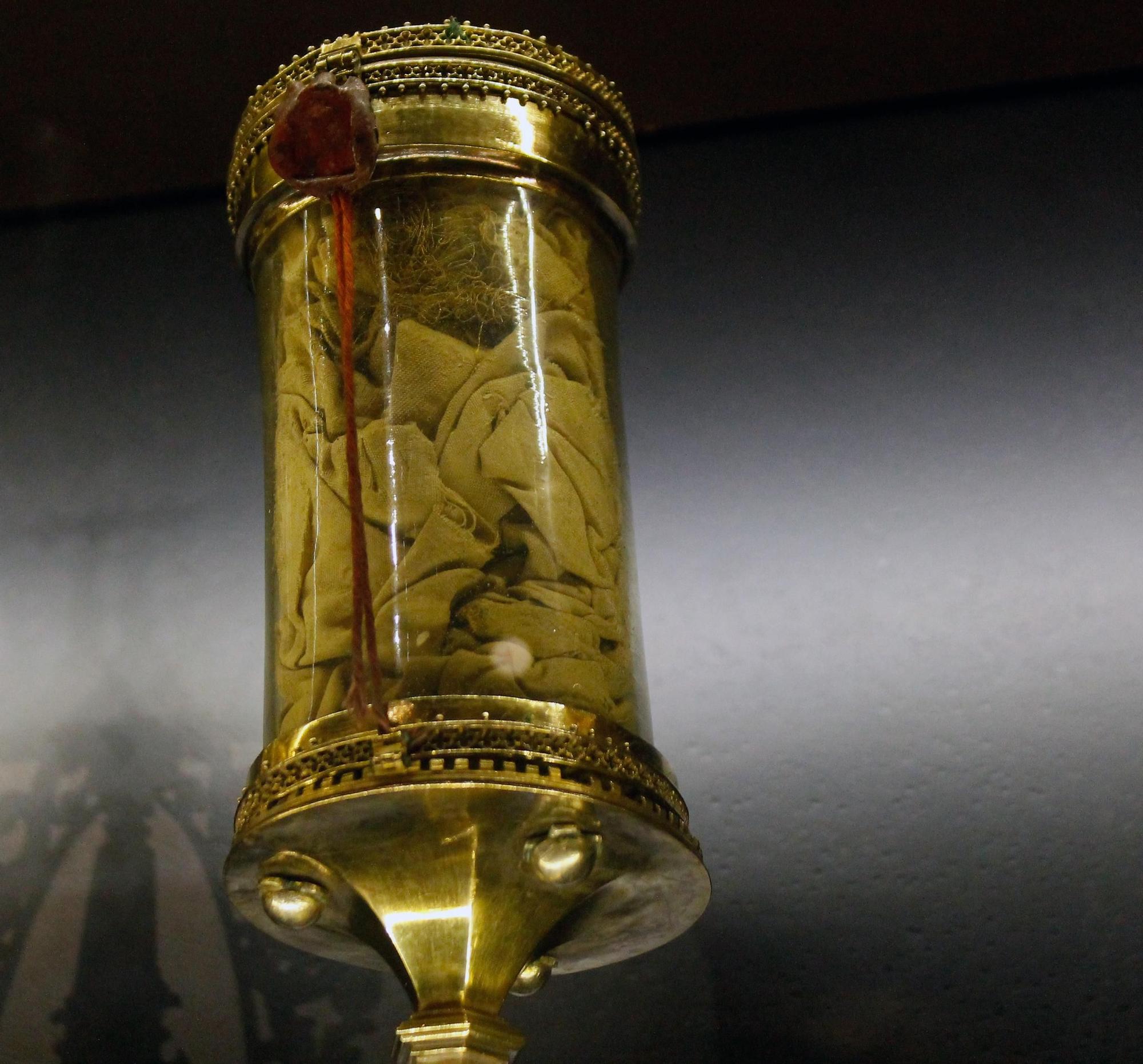 Relíquia de la camiseta del Xiquet Jesús conservada a la Catedral de València