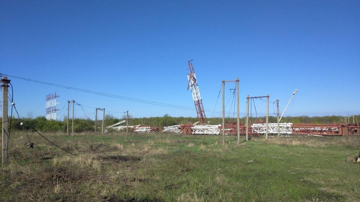 Imagen de antenas de radio en el suelo tras un ataque con explosivos en Grigoriopol, en la región separatista moldava de Transnistria el 26 de abril de 2022
