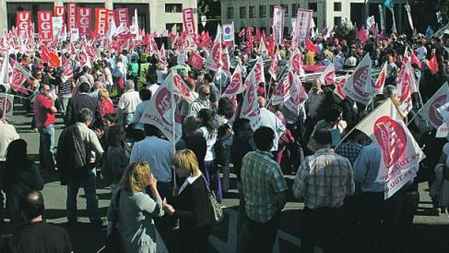 Una vista general de la concentración, ayer por la tarde, en la plaza de España de Oviedo.