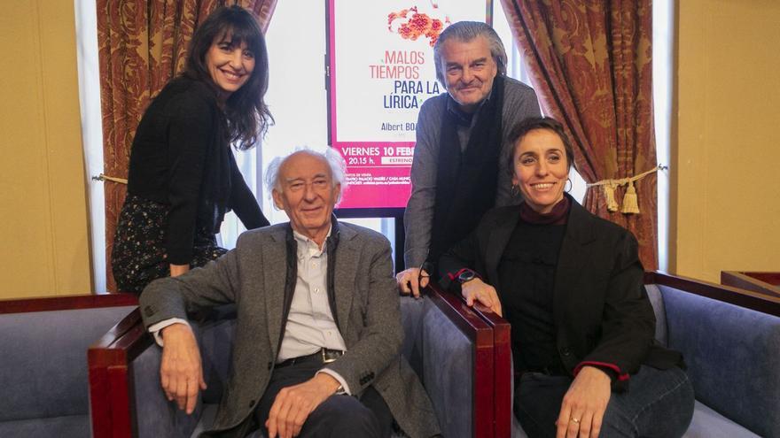 De pie, María Rey-Joly y Antonio Comas. Sentados, Albert Boadella y Martina Cabanas, ayer, en el teatro Palacio Valdés.