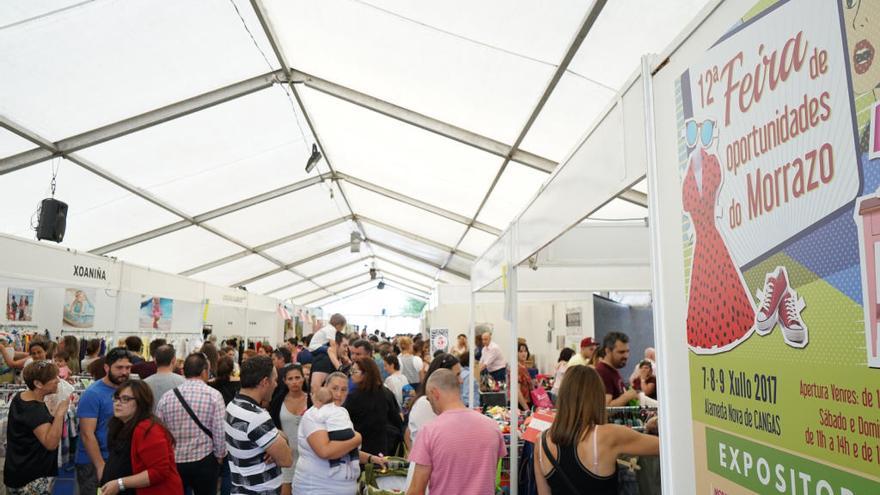 Visitantes en la Feria de Oportunidades del año pasado en Cangas.//