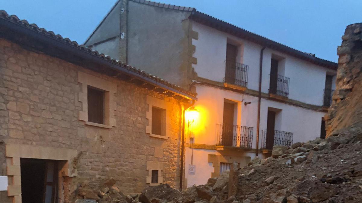 El muro de Malpica sigue cortando la calle tras dos meses del derrumbe