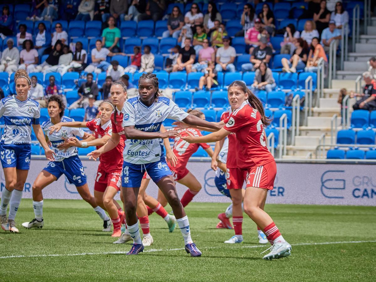 Fatou, en el área rival para atacar un saque de esquina.