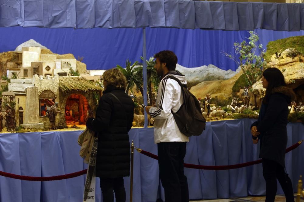 El belén instalado en el Salón de Cristal del ayuntamiento del 'cap i casal'.