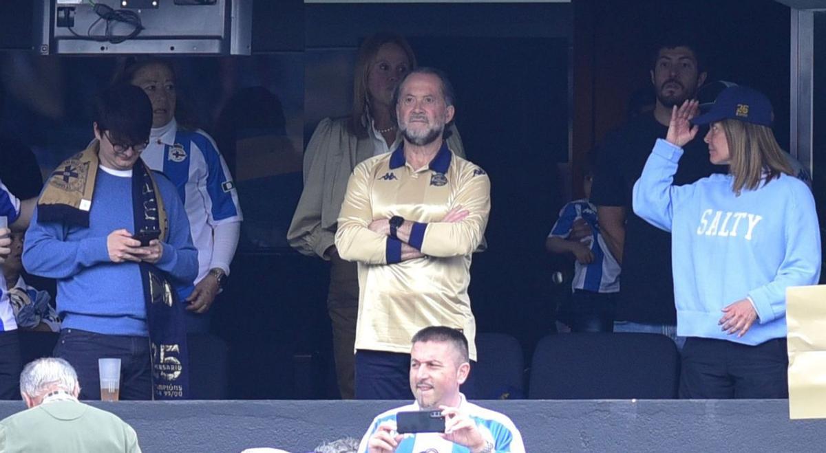 Juan Carlos Escotet, con la camiseta conmemorativa de la Liga de 2000. El presidente del Deportivo y de Abanca, Juan Carlos Escotet, presenció el partido entre el Dépor y el Granada desde su palco, en la grada de Preferencia, y luciendo la nueva camiseta conmemorativa del 25 aniversario de la Liga de 2000. Ataviado con la versión de manga larga de la nueva camiseta, disfrutó de una tarde de buenas temperaturas.