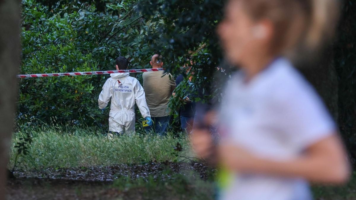 Agentes de la policía científica en la zona donde se hallaron los cadáveres en Villa Pamphili, en Roma.