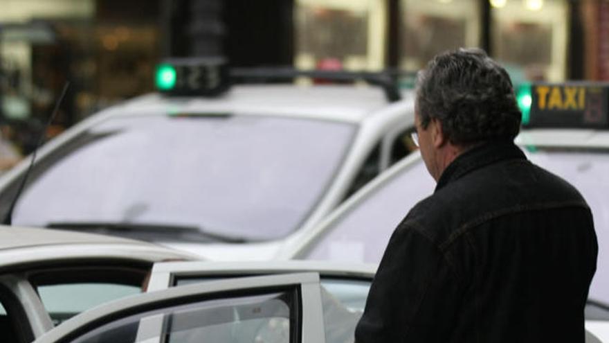 Un ciudadano subiendo a un taxi.