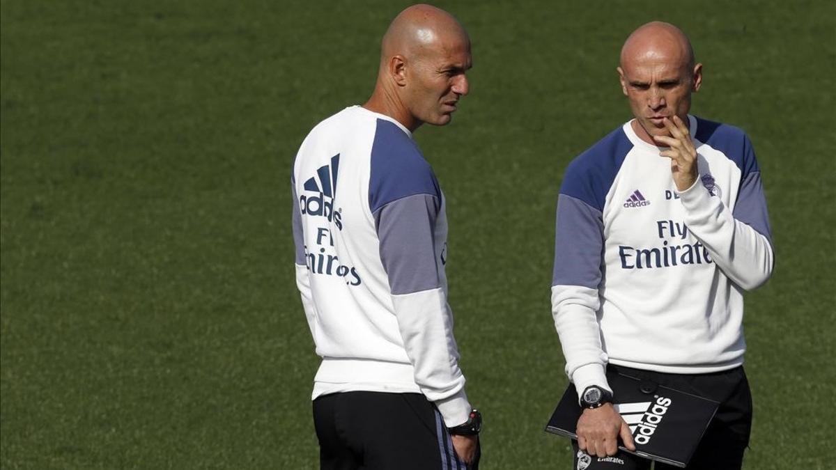 Zinedine Zidane y su ayudante, David Bettoni, durante el entrenamiento de este viernes en la ciudad deportiva de Valdebebas