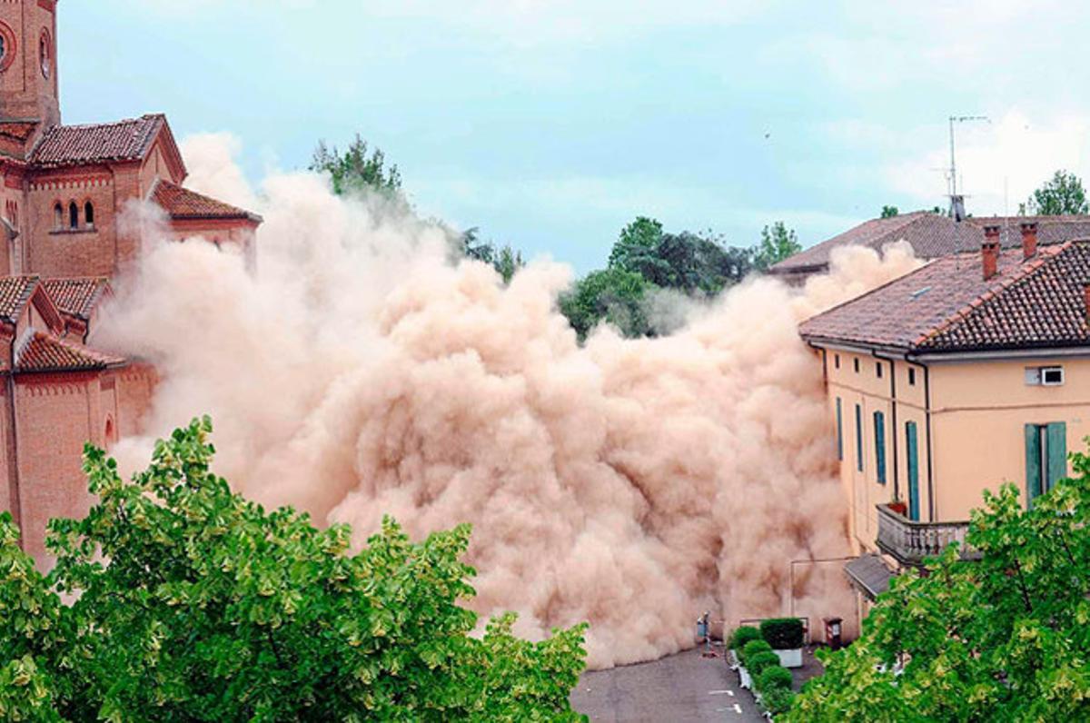 Demolició de la torre de l’església de Poggiorenatico, a Ferrara (Itàlia), pels danys causats pel terratrèmol de magnitud 5,1 que diumenge va tornar a afectar aquesta regió.