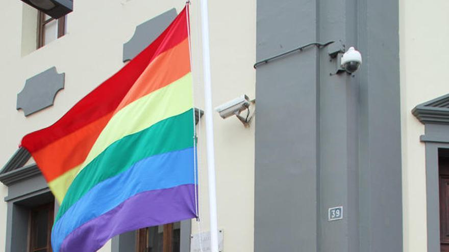 La bandera del arco iris ondea en el Cabildo de Fuerteventura