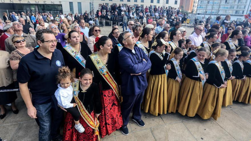 El alcalde, junto a las reinas, damas y el presidente de la Comisión de 2016, en un acto de las pasadas Fiestas.