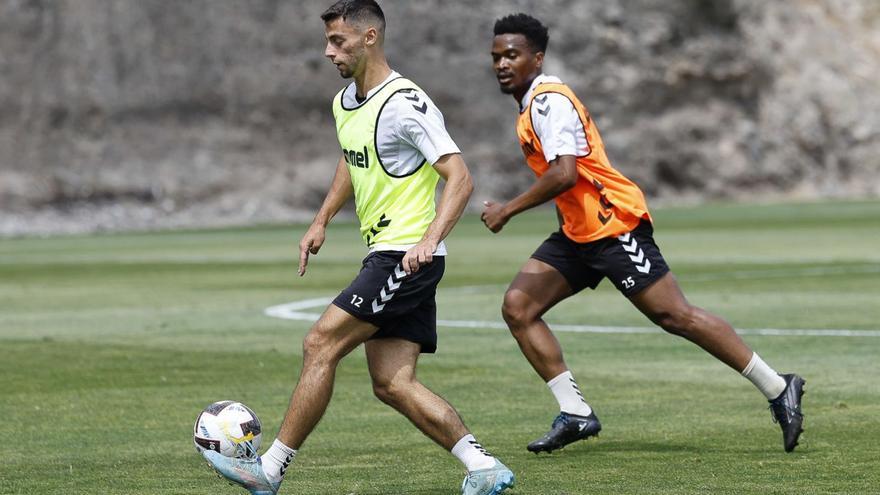 Enzo Loiodice conduce el balón ante la oposición de Kaptoum durante el entrenamiento de ayer en Barranco Seco. | | LP/DLP