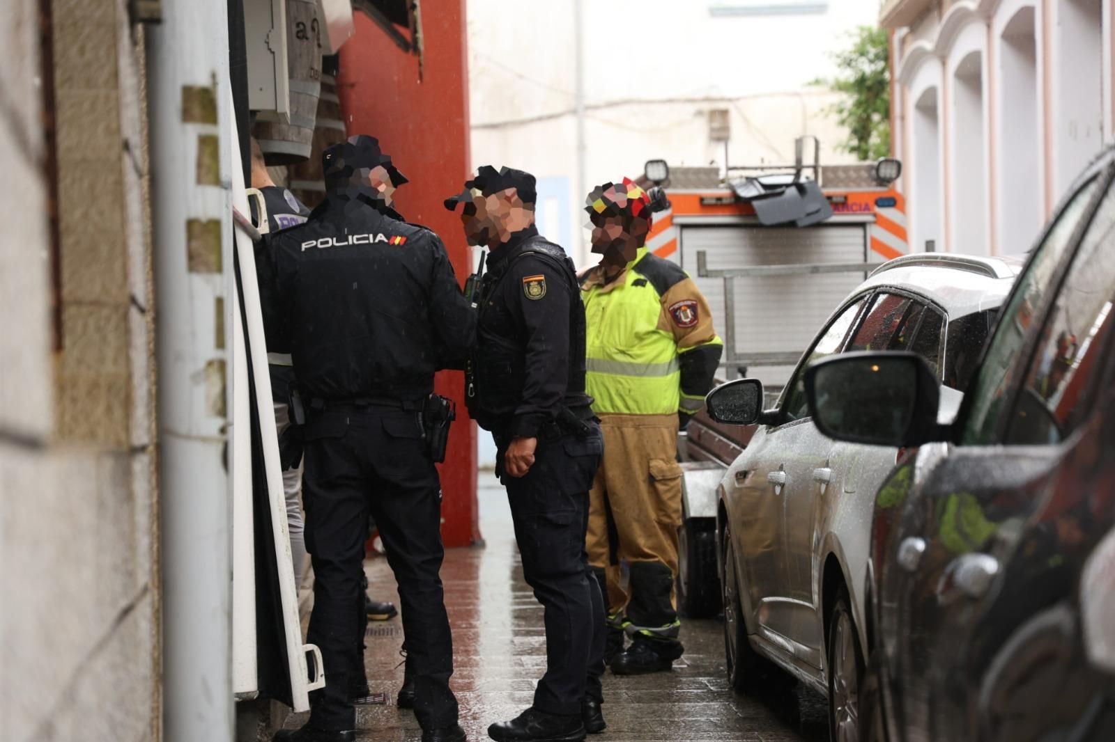 El registro del piso de Vilaxoán se lleva a cabo en presencia de dos de los detenidos.