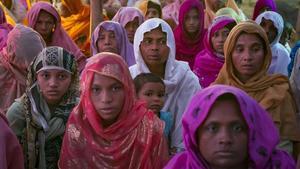 Un grupo de mujeres rohinyás del campo de refugiados de Balukhali, en Bangladés.