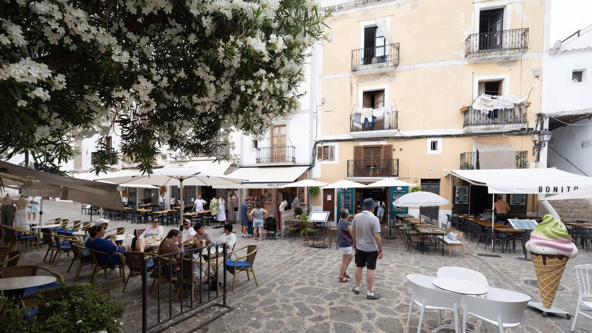 Restaurantes varios en la plaza de Vila