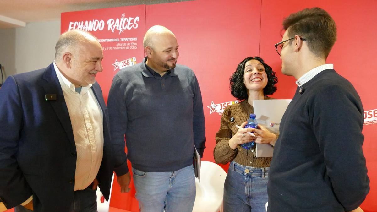 Torres, con otros compañeros del PSOE en las jornadas de Miranda de Duero.