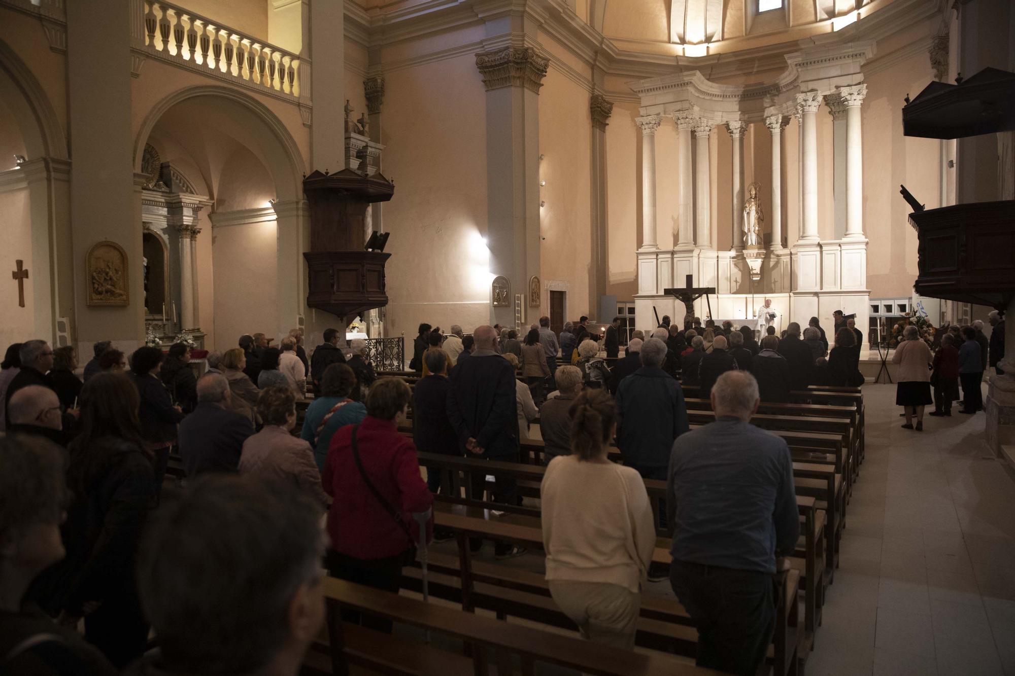 Peralada treu al Sant Crist Negre en processó invocant la pluja