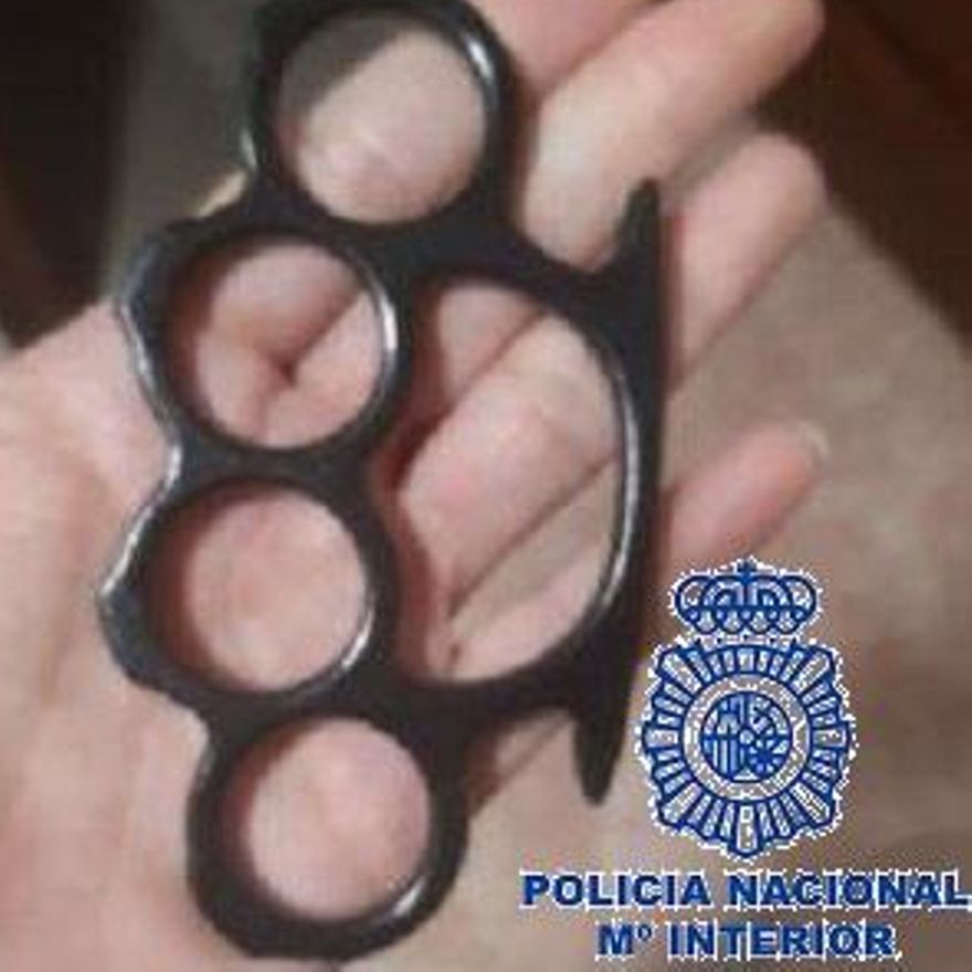 Puño americano intervenido tras la agresión a un menor en Málaga.