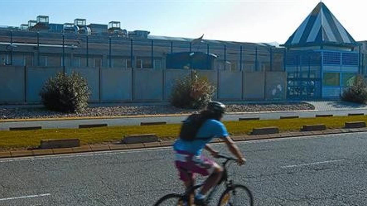 Un ciclista pasa por delante del CIE de la Zona Franca de Barcelona, esta semana.