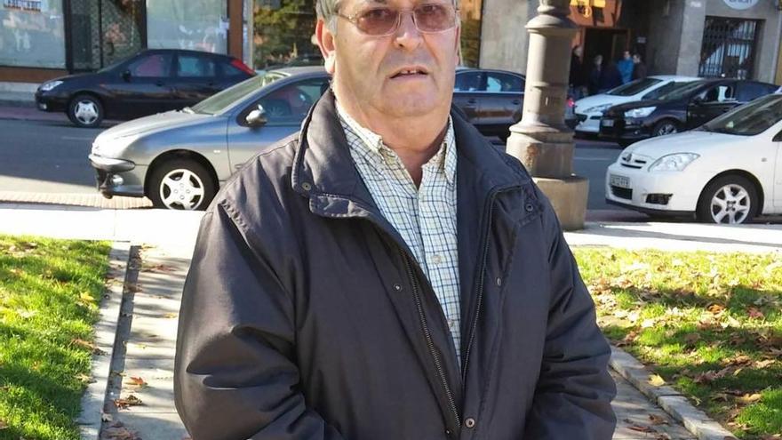 Félix Callado, ayer, delante de su edificio de la calle Joaquín Blume.