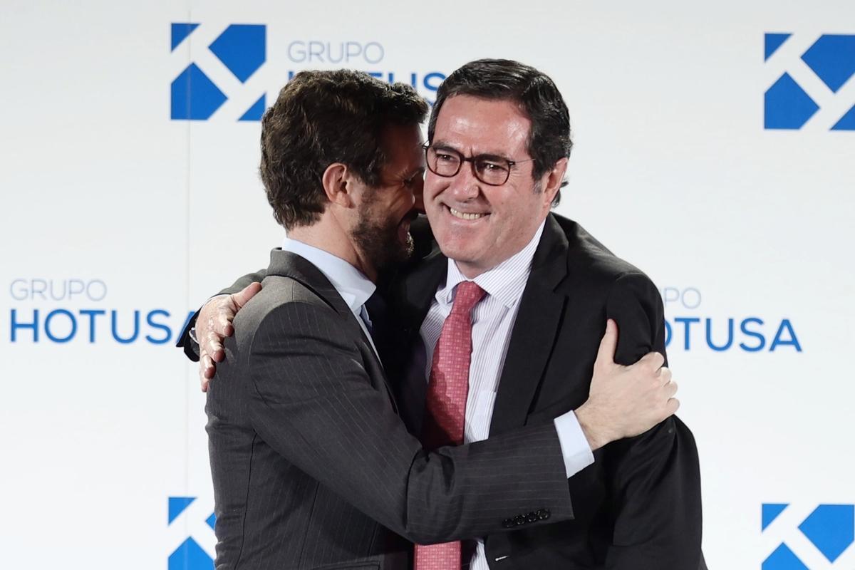 El entonces presidente del PP, Pablo Casado, y el de la CEOE, Antonio Garamendi.