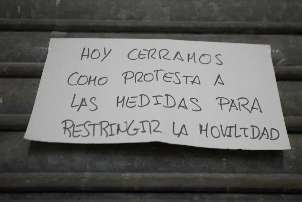 Cierre y cacerolada en el Mercat Nou en protesta por las restricciones