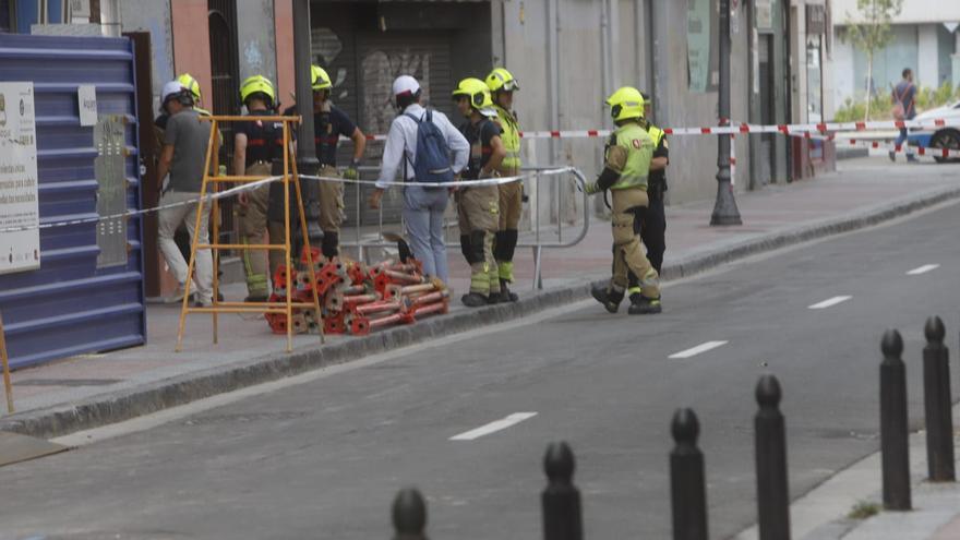 Desalojan un edificio de la calle Azoque en Zaragoza tras venirse abajo un muro de carga