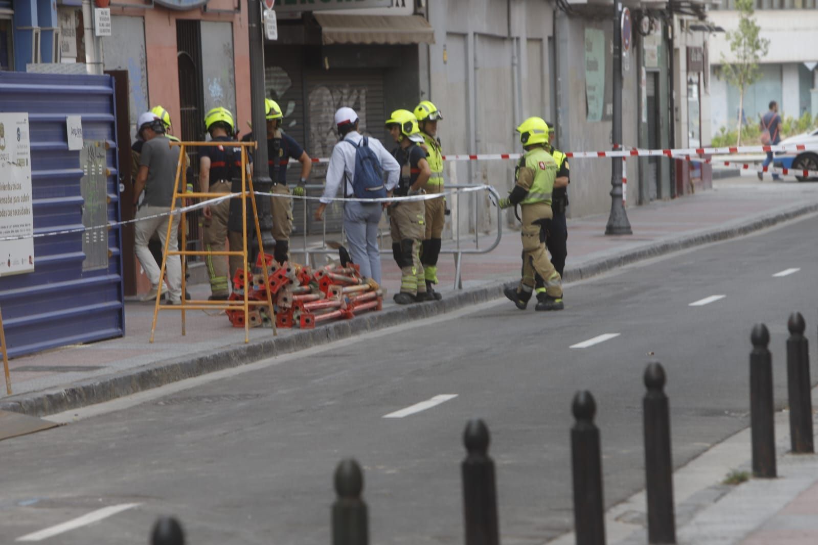 EN IMÁGENES | Desalojo de un edificio de la calle Azoque por riesgo de derrumbe