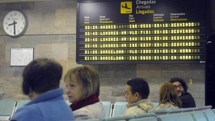 Desvíos indicados en el panel de vuelos en el aeropuerto de Alvedro.