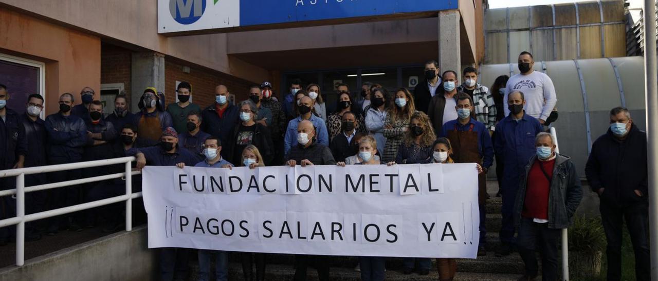 Los trabajadores de la Fundación Metal durante una protesta. | Ángel González