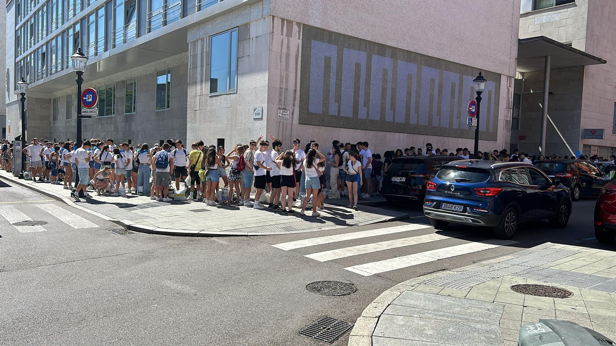 Largas colas en Gijón para "invadir" la Pola