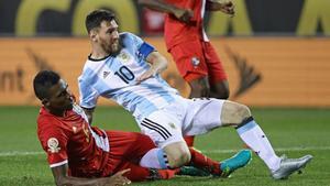 Messi y Miller disputan por el balón en el Argentina-Panamá de la Copa América que los argentinos han ganado por 5-0.