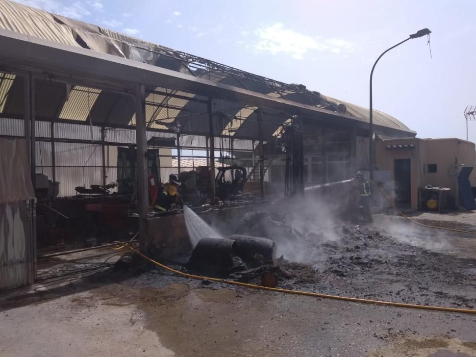 Un incendio en una nave de Santa Gertrudis declarado ayer por la tarde destruyó unos invernaderos situados en una finca de cultivo de Santa Eulària