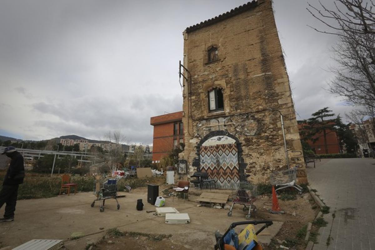 Imagen exterior de la Torre del Moro, en el barrio de Horta, okupada y en estado de abandono.